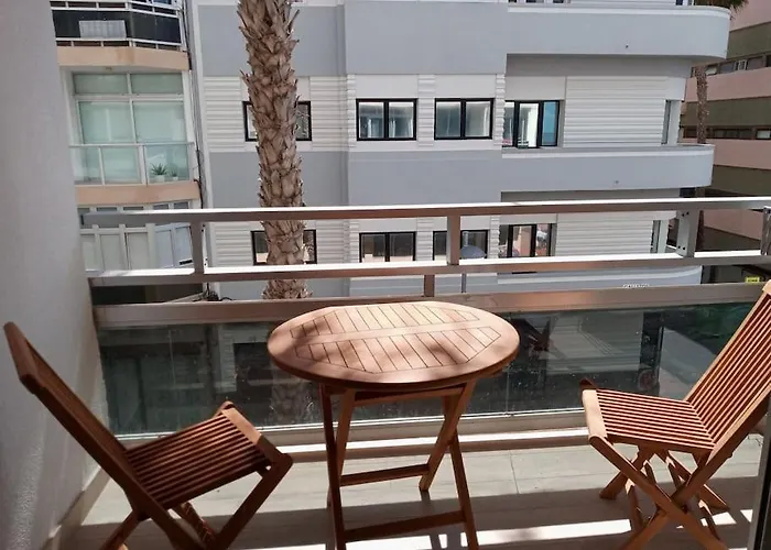 Al Lado De La Playa De Canteras