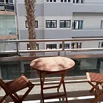 Al Lado De La Playa De Canteras