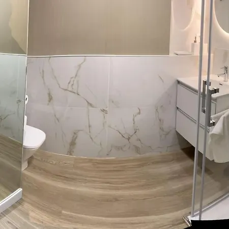 Al Lado De La Playa De Canteras