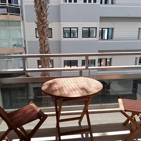 Al Lado De La Playa De Canteras