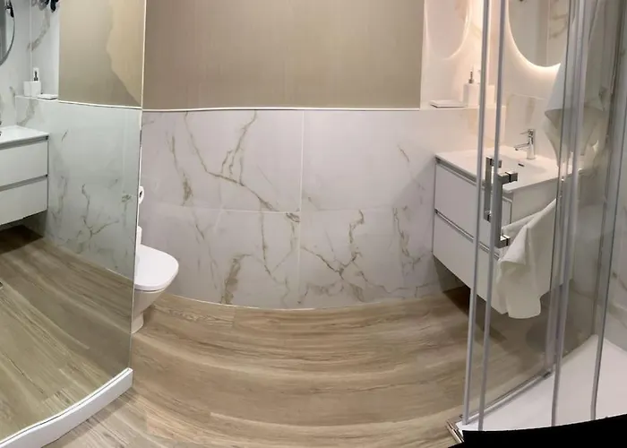 Al Lado De La Playa De Canteras